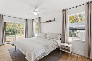 Een strijkplank/strijkijzer, gratis wifi, beddengoed