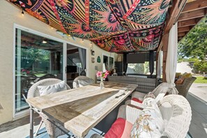 Outdoor dining - Entertainer's Paradise Escondido Escape with Pool & Hot Tub (Escondido)