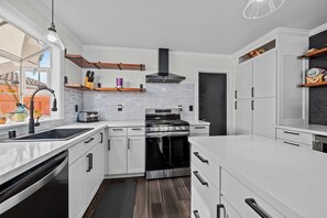 Micro-ondes, four, plaque de cuisson, lave-vaisselle
