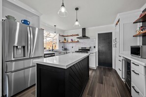 Microwave, oven, stovetop, dishwasher - Entertainer's Paradise Escondido Escape with Pool & Hot Tub (Escondido)