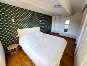 3 slaapkamers, een strijkplank/strijkijzer, reisbedje, gratis wifi