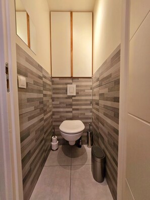 Een haardroger, handdoeken, toiletpapier