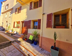 Exterior detail - Pleasures between sea and mountains (Aspremont)