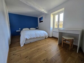 3 chambres, fer et planche à repasser, lit parapluie, Wi-Fi gratuit