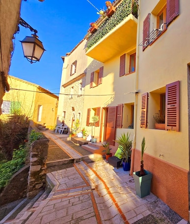 Exterior. Pleasures between sea and mountains