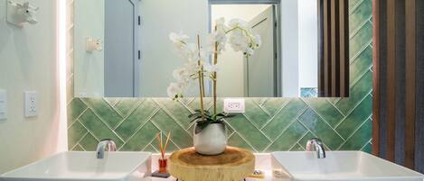 Shower, hair dryer, bidet, towels