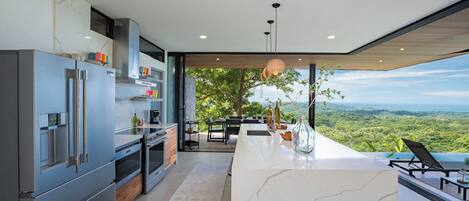 Microondas, horno, parrilla de estufa y lavavajillas