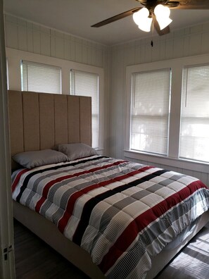 3 dormitorios, tabla de planchar con plancha, Internet y ropa de cama