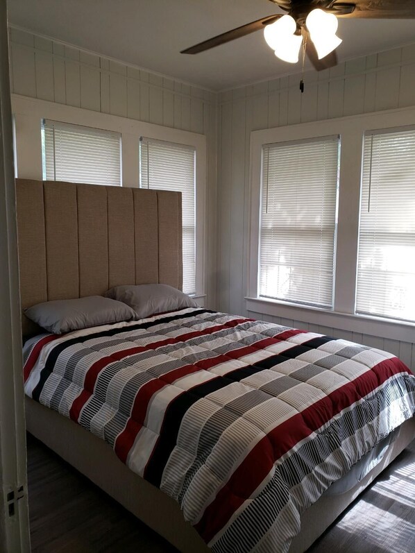 3 chambres, fer et planche à repasser, accès à Internet, literie fournie