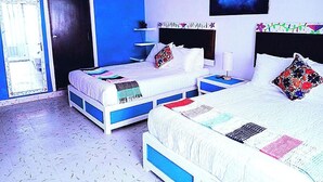 Una camera da letto con due letti, un'ampia finestra e una TV a parete.