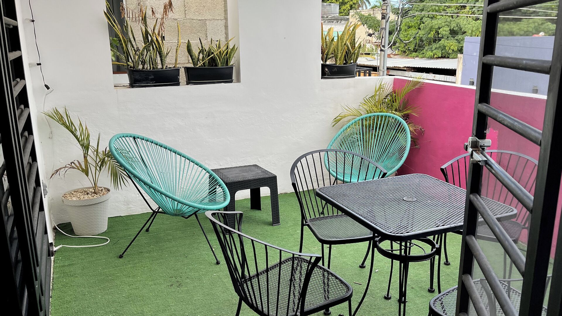 Habitación cuádruple Deluxe, 2 camas matrimoniales, vista a la ciudad | Terraza o patio