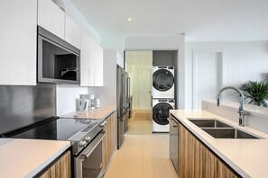 Coffee/tea maker, fridge, microwave, oven