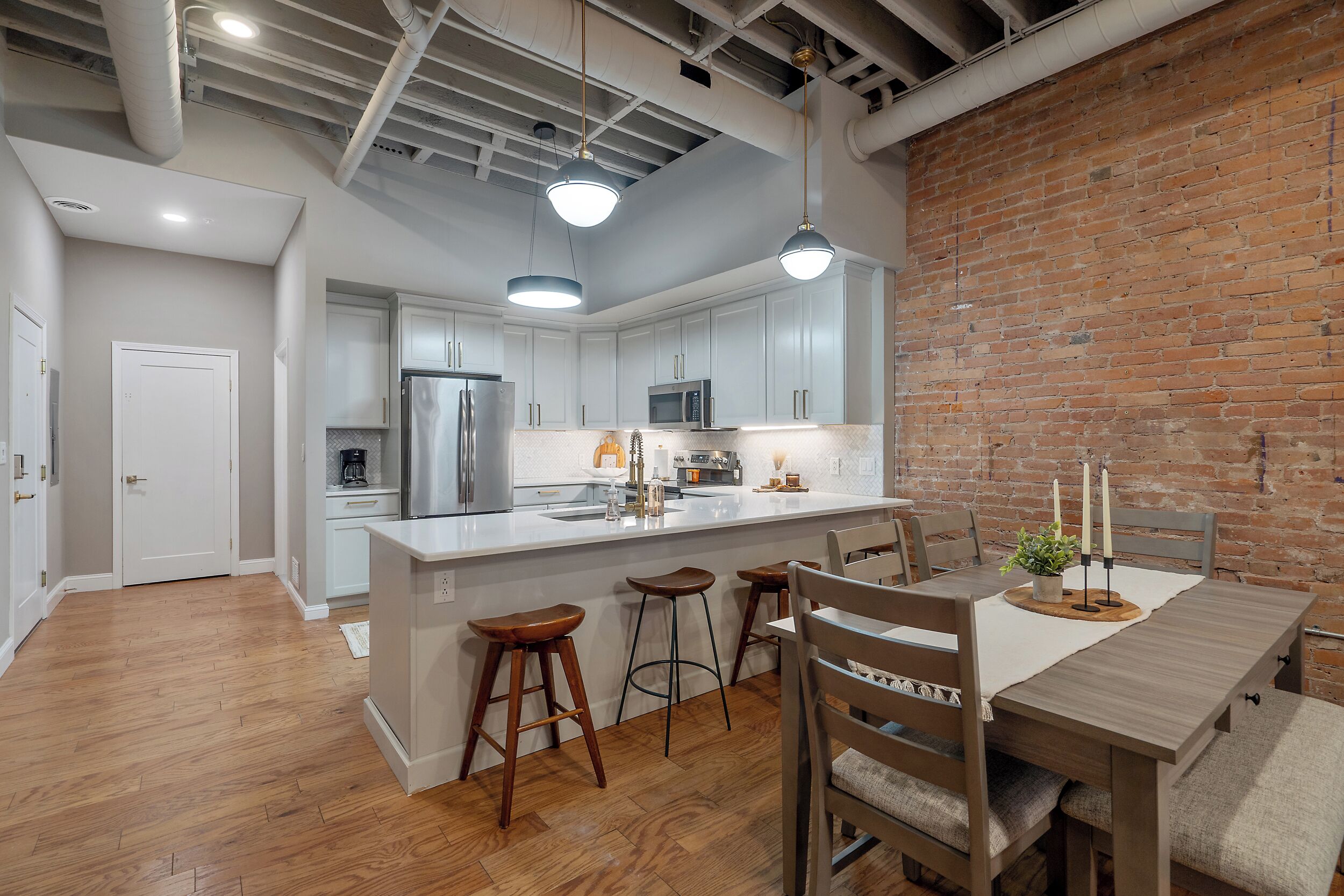 Een microgolfoven, een oven, een kookplaat, een vaatwasser