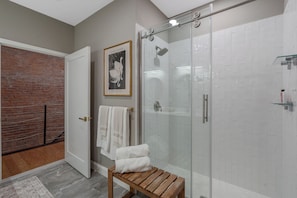 Douche, sèche-cheveux, serviettes fournies, savon