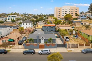A residential area with houses, a parking lot, and a large building in the background. - Bella| Pool/Spa|Downtown|Freeways|Beaches (San Diego)