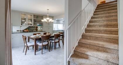 Coastal Townhouse - Close to Everything!