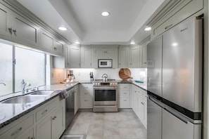 Réfrigérateur, four à micro-ondes, un four, surface de cuisson