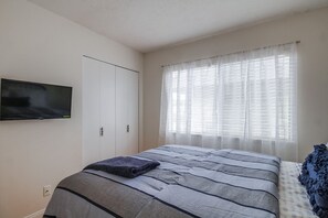 Desk, iron/ironing board, travel cot, WiFi