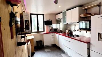 Een koelkast, een microgolfoven, een oven, een kookplaat