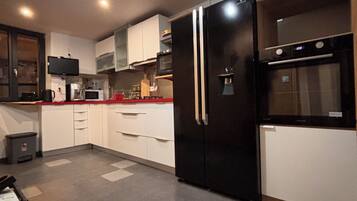 Een koelkast, een microgolfoven, een oven, een kookplaat