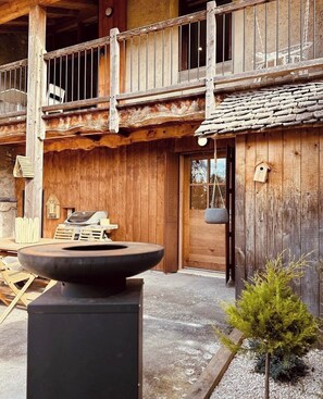 Outdoor dining - Gîte Les Plaisirs du Lac with spa & sauna (Charchilla)