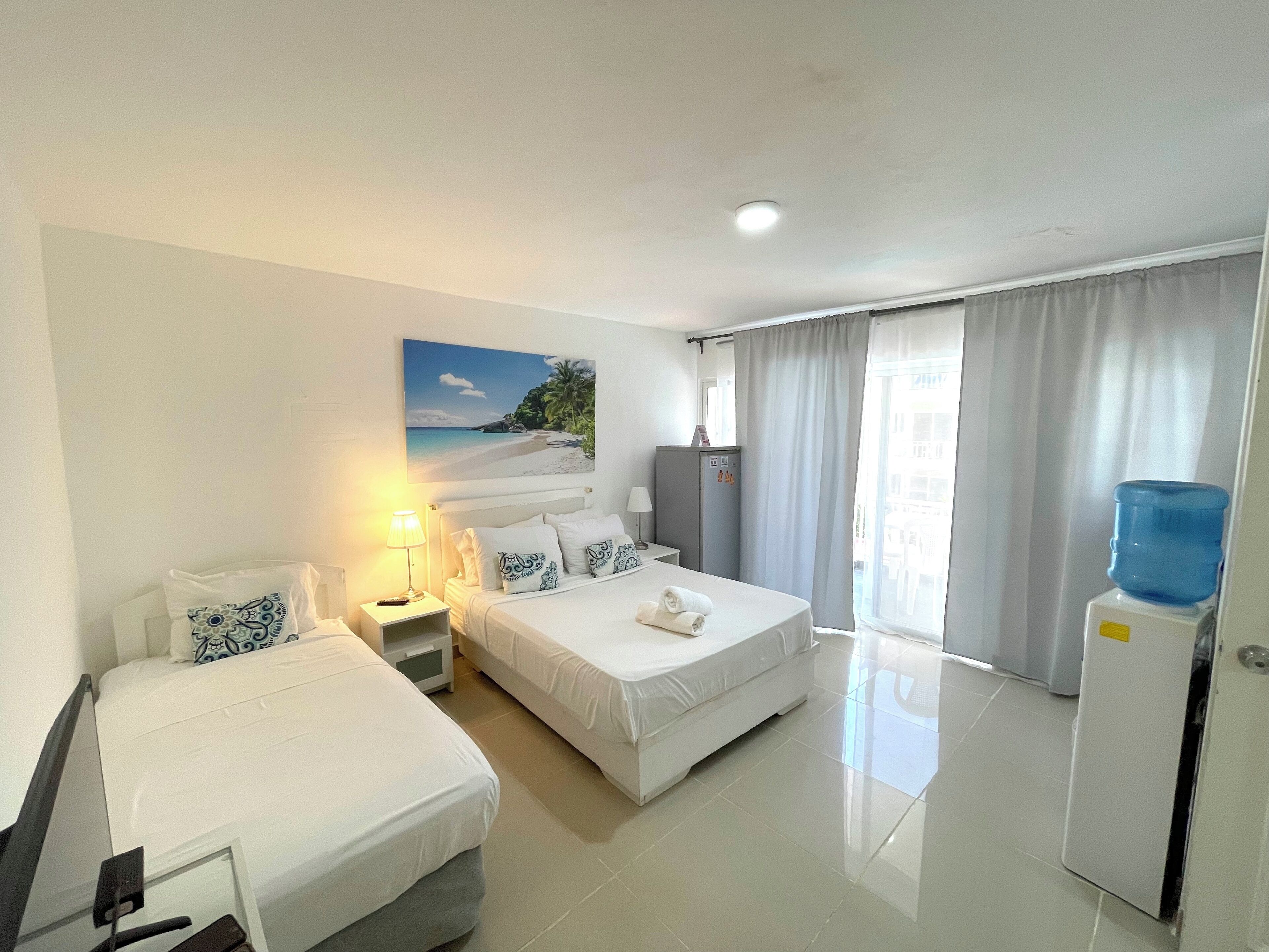 Deluxe Studio, Poolside | In-room safe, bed sheets