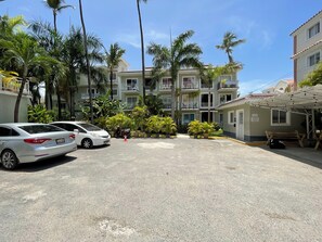 Vista frontal de la propiedad