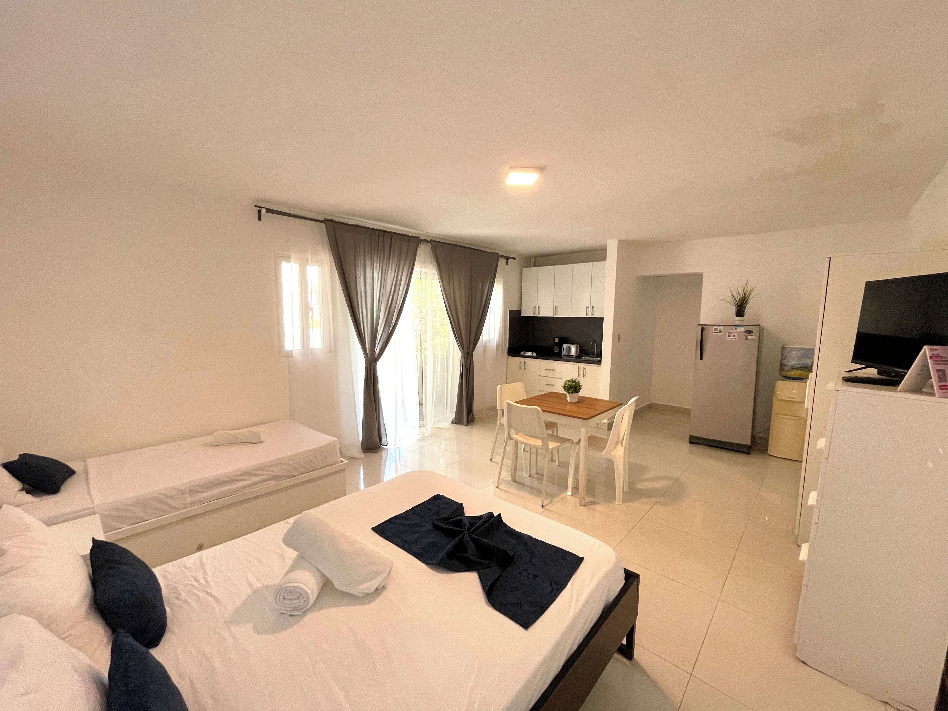 Estúdio luxo, acesso à piscina, vista para a piscina | Cozinha privada | Geladeira, micro-ondas, cooktop, cafeteira/chaleira