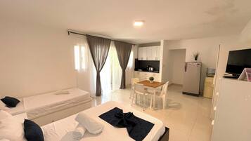 Estúdio luxo, acesso à piscina, vista para a piscina | Cozinha privada | Geladeira, micro-ondas, cooktop, cafeteira/chaleira