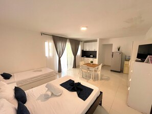 Estudio Deluxe, alberca privada | Cocina privada | Refrigerador