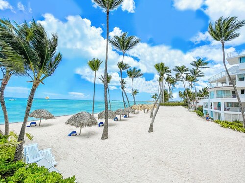 STUDIOS POOL AND BEACH 