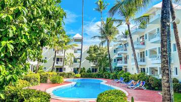 Außenpool, geöffnet von 09:00 Uhr bis 21:00 Uhr, Sonnenschirme