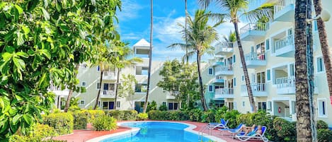Piscine extérieure, parasols de plage, chaises longues