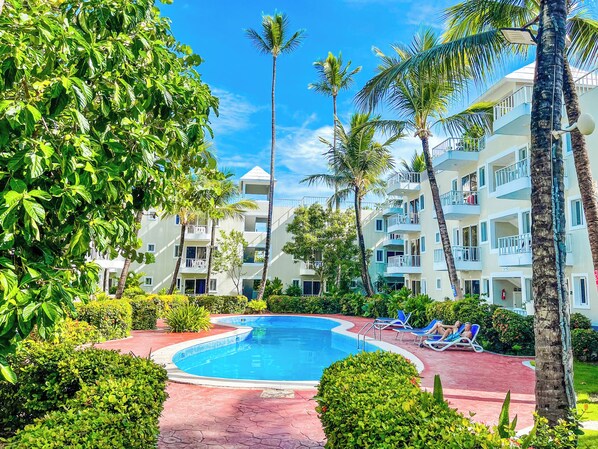 Outdoor pool, open 9:00 AM to 9:00 PM, pool umbrellas, sun loungers - STUDIOS POOL AND BEACH  (Punta Cana)