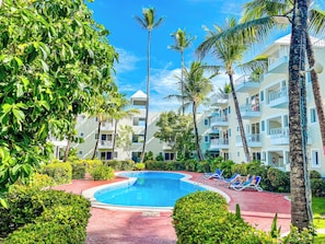 Außenpool, geöffnet von 09:00 Uhr bis 21:00 Uhr, Sonnenschirme