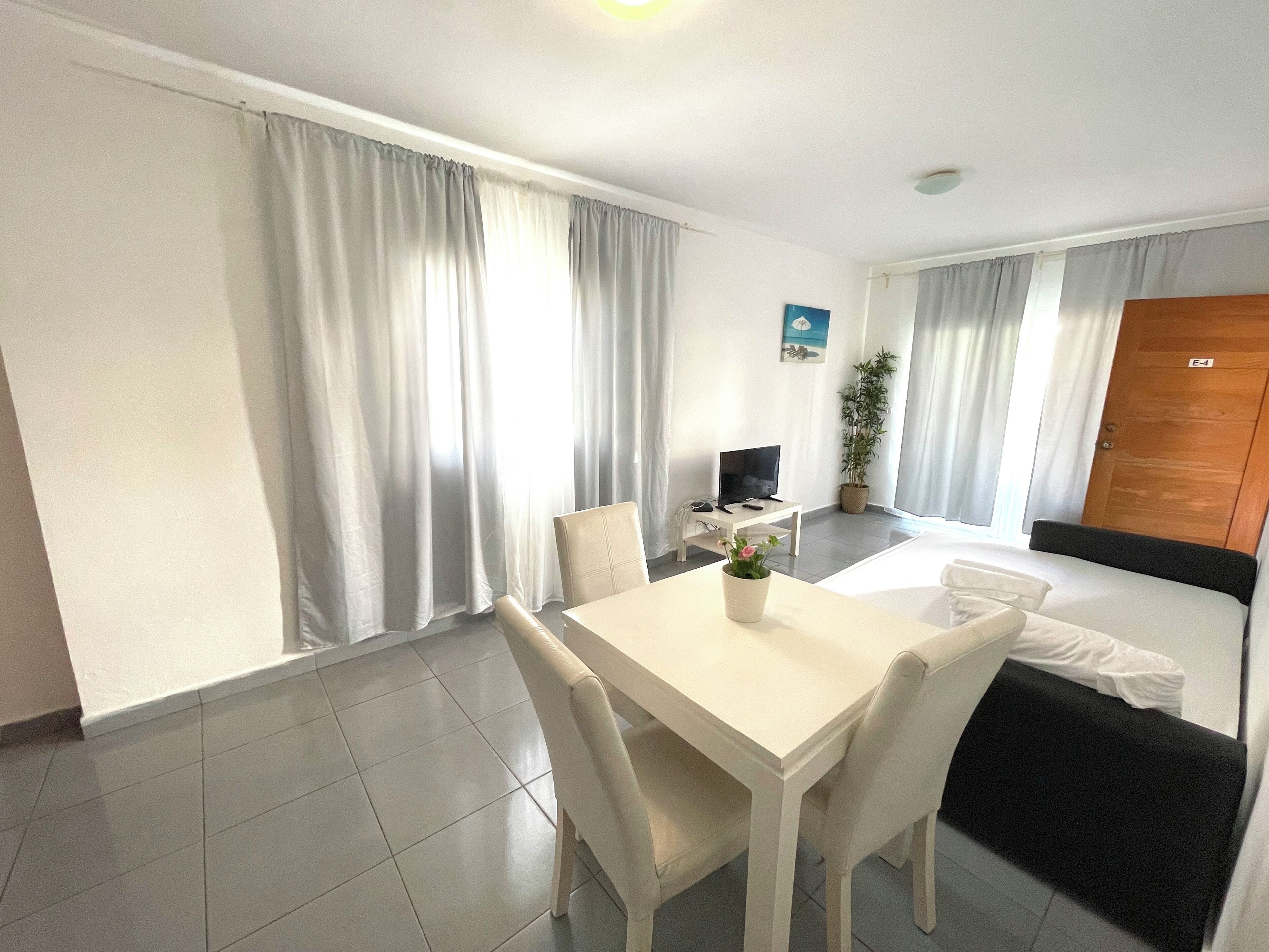 Executive Suite, 1 Bedroom, Garden Area | In-room dining