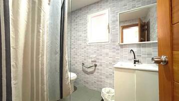 Suite presidencial, 1 habitación, alberca privada, vista al jardín | Baño | Regadera, amenidades de baño gratuitas, toallas, jabón