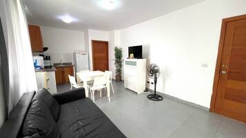 Suite presidencial, 1 habitación, alberca privada, vista al jardín | Área de sala de estar | Televisión LCD de 32 pulgadas con canales por cable