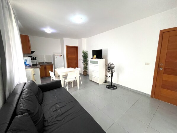 Suite presidencial, 1 habitación, alberca privada, vista al jardín | Área de sala de estar | Televisión LCD de 32 pulgadas con canales por cable 