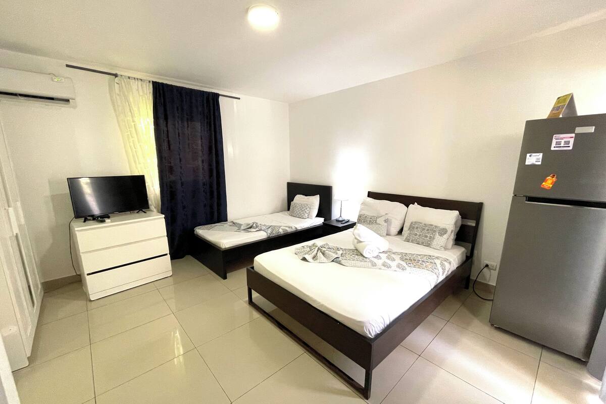 Estudio Deluxe, balcón, junto a la alberca | Caja de seguridad en la habitación, wifi gratis y ropa de cama