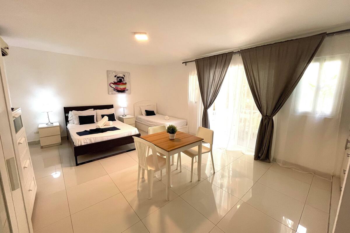 Caja de seguridad en la habitación, wifi gratis y ropa de cama