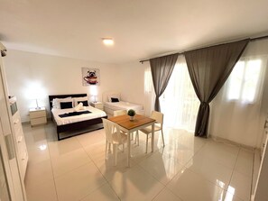 Värdeförvaringsskåp på rummet och sängkläder