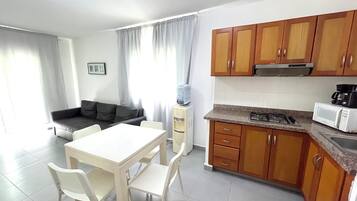 Suite presidencial, 1 habitación, alberca privada, vista al jardín | Cocina privada | Refrigerador