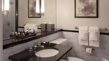 Een haardroger, handdoeken, zeep, toiletpapier