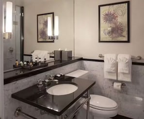 Een haardroger, handdoeken, zeep, toiletpapier