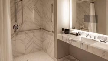 Een haardroger, handdoeken, zeep, toiletpapier