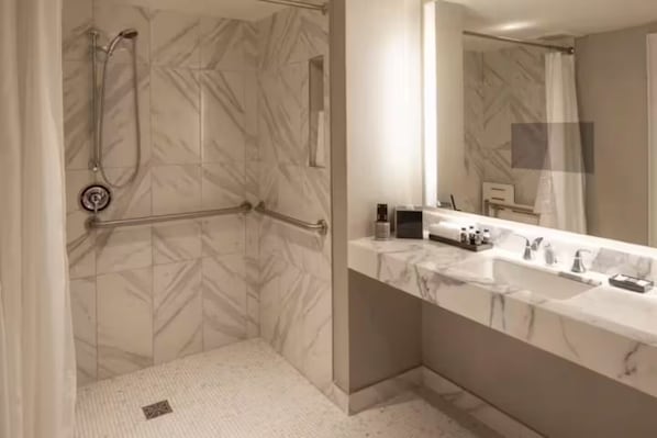 Een haardroger, handdoeken, zeep, toiletpapier