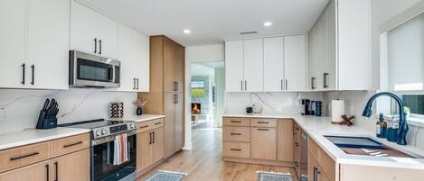 冷蔵庫、電子レンジ、オーブン、コンロ