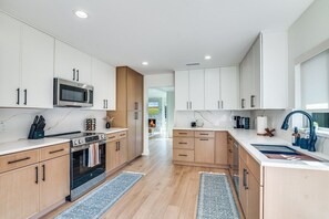 雪櫃、微波爐、焗爐、爐具