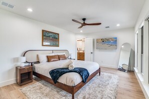 3 bedrooms, free WiFi, bed sheets - The Goph Getaway 4B 2B Duplex KING Pet Friendly (Richardson)
